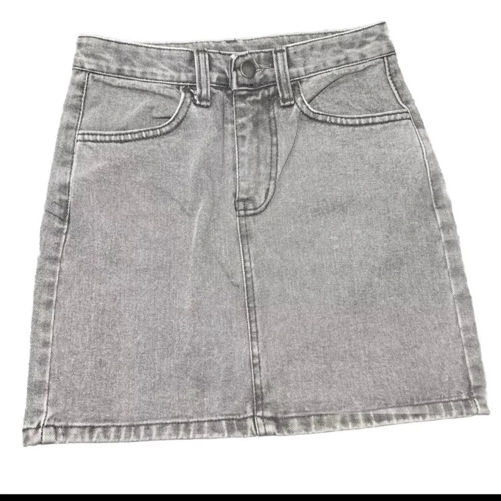 Gray Washed Denim Mini Jean Skirt Pockets Size Small 25” Waist 14.5” Length EUC
